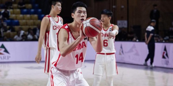 九游体育实况比分-轰21+20！中国男篮又一15岁2米08新星崛起：两双机器冲击奖牌