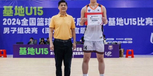 九游体育实况比分-轰21+20！中国男篮又一15岁2米08新星崛起：两双机器冲击奖牌